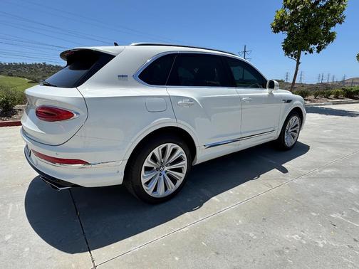 White 2021 Bentley Bentayga V8