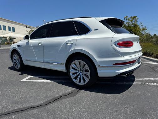 White 2021 Bentley Bentayga V8