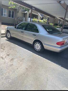 Beige 1998 Mercedes-Benz E-Class E320