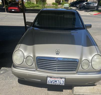 Beige 1998 Mercedes-Benz E-Class E320