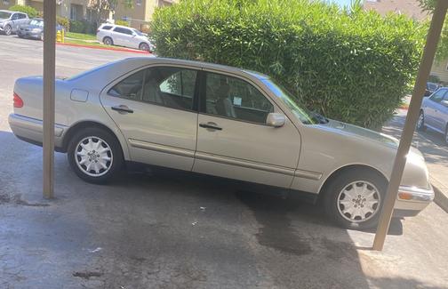 Beige 1998 Mercedes-Benz E-Class E320