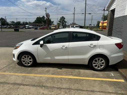 White 2016 Kia Rio LX