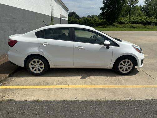 White 2016 Kia Rio LX