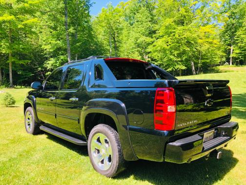 Photo 3 of 6 of 2012 Chevrolet Avalanche 1500 LT
