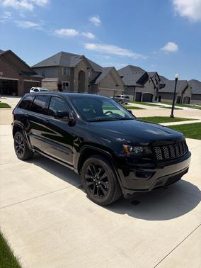 Black 2017 Jeep Grand Cherokee Altitude