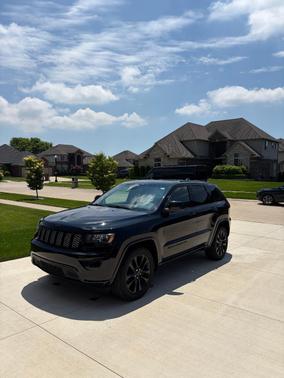 Black 2017 Jeep Grand Cherokee Altitude