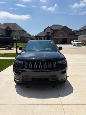 Black 2017 Jeep Grand Cherokee Altitude