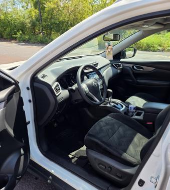 White 2016 Nissan Rogue SV