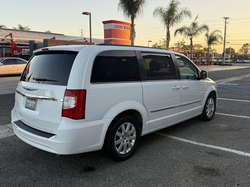 2016 Chrysler Town & Country Touring
