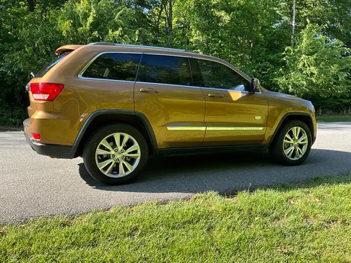 Gold 2011 Jeep Grand Cherokee Laredo