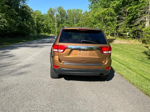 Gold 2011 Jeep Grand Cherokee Laredo