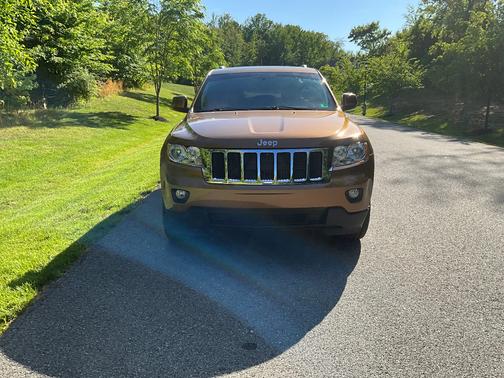 Gold 2011 Jeep Grand Cherokee Laredo