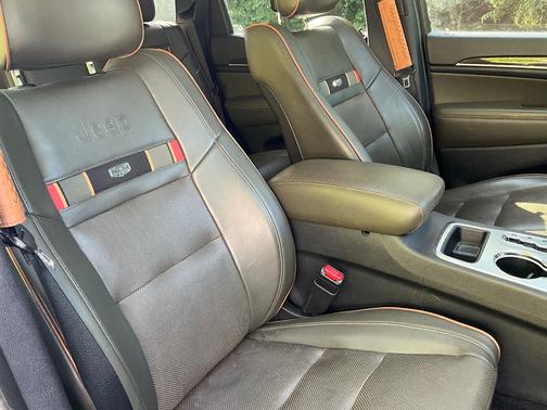 Gold 2011 Jeep Grand Cherokee Laredo
