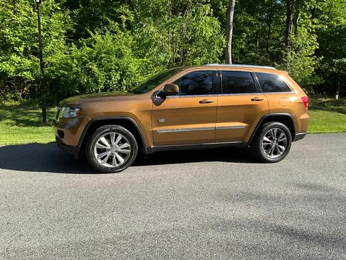 Gold 2011 Jeep Grand Cherokee Laredo