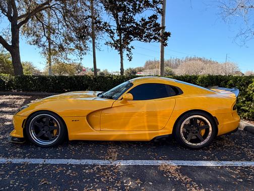 Yellow 2014 Dodge SRT Viper Base