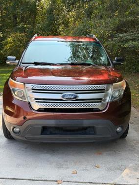 Red 2015 Ford Explorer XLT