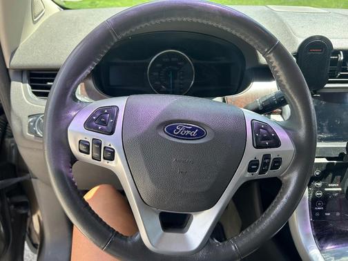 Green 2011 Ford Edge Limited