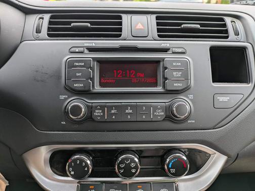White 2014 Kia Rio LX