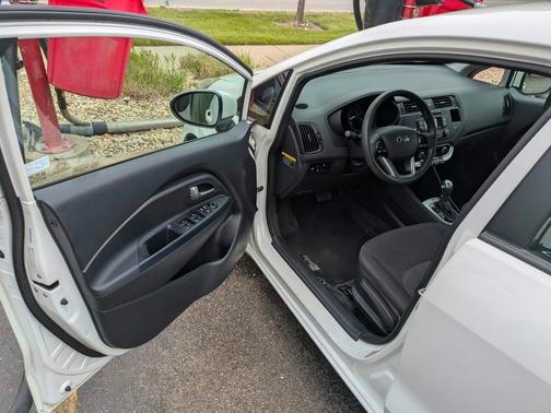 White 2014 Kia Rio LX