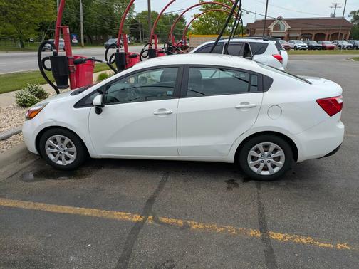 White 2014 Kia Rio LX
