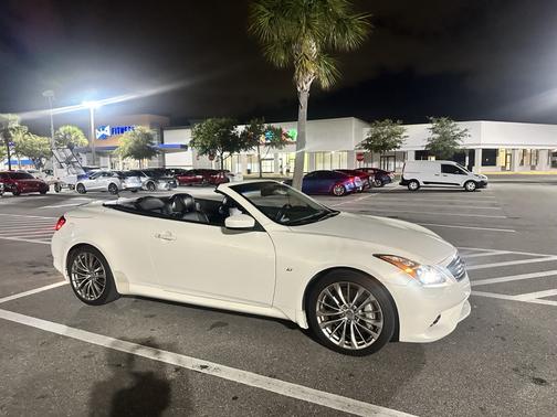 2015 INFINITI Q60 Base