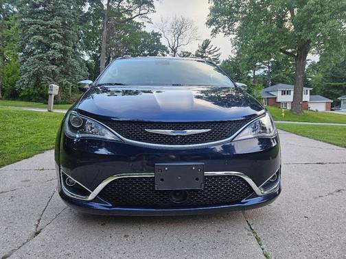 Blue 2018 Chrysler Pacifica Limited