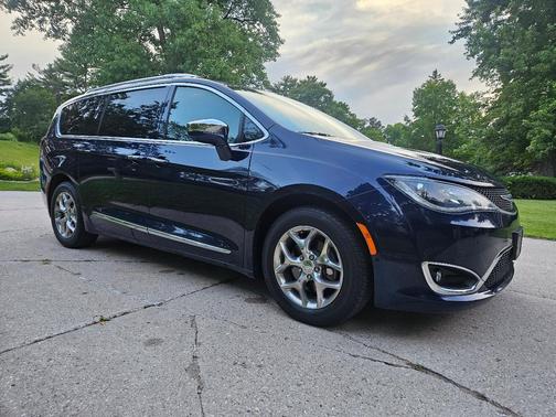 Blue 2018 Chrysler Pacifica Limited
