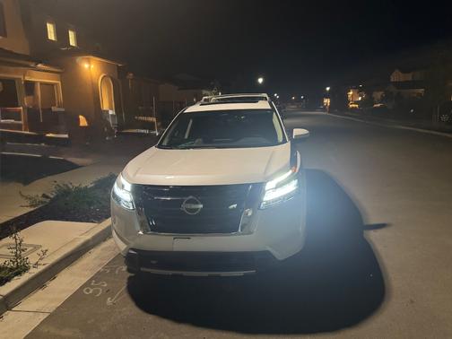 White 2025 Nissan Pathfinder SL