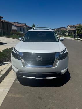 White 2025 Nissan Pathfinder SL