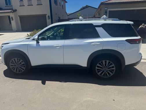 White 2025 Nissan Pathfinder SL