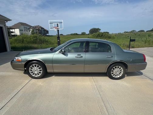 Green 2006 Lincoln Town Car Signature