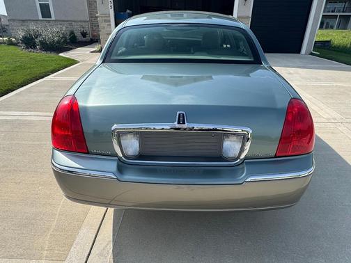 Green 2006 Lincoln Town Car Signature