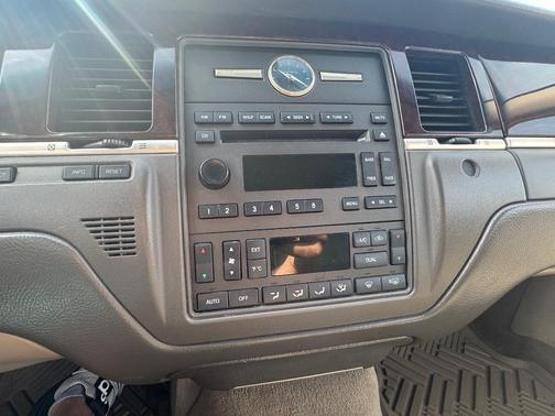 Green 2006 Lincoln Town Car Signature