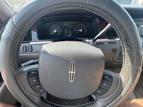 Green 2006 Lincoln Town Car Signature