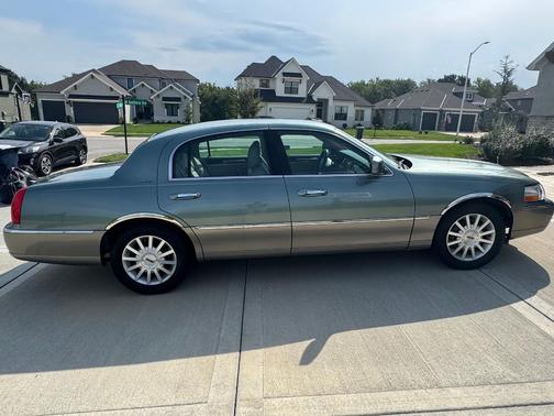 Green 2006 Lincoln Town Car Signature
