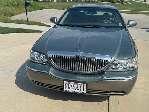 Green 2006 Lincoln Town Car Signature