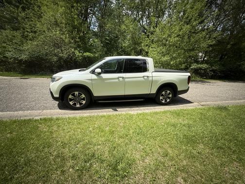 White 2018 Honda Ridgeline RTL-E