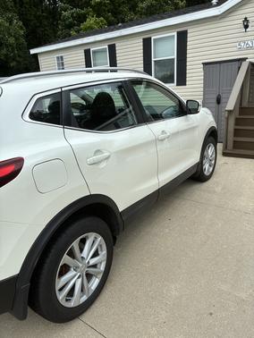 White 2017 Nissan Rogue Sport SV