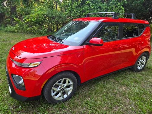 Red 2022 Kia Soul LX