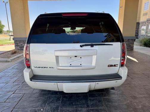 White 2014 GMC Yukon XL 1500 Denali
