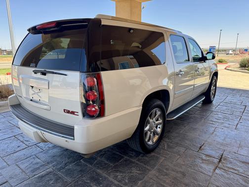 White 2014 GMC Yukon XL 1500 Denali