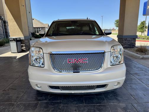 White 2014 GMC Yukon XL 1500 Denali