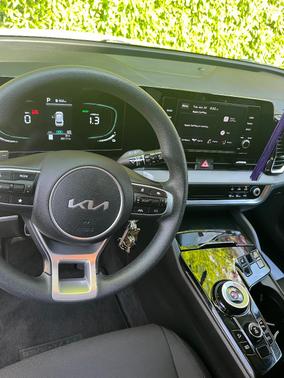 White 2023 Kia Sportage Hybrid LX
