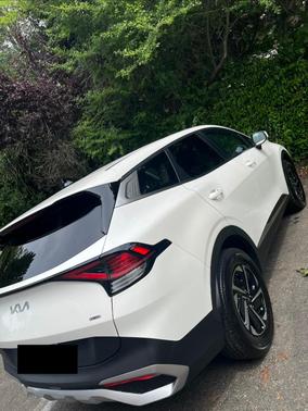 White 2023 Kia Sportage Hybrid LX