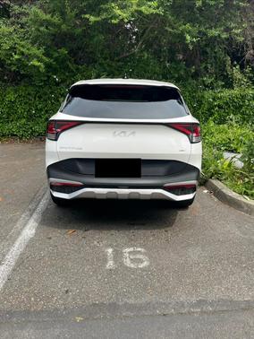 White 2023 Kia Sportage Hybrid LX