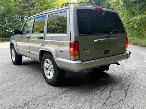 Silver 2001 Jeep Cherokee Limited