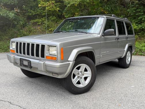Silver 2001 Jeep Cherokee Limited