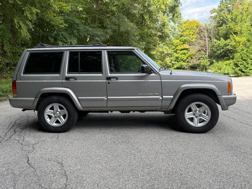 Silver 2001 Jeep Cherokee Limited