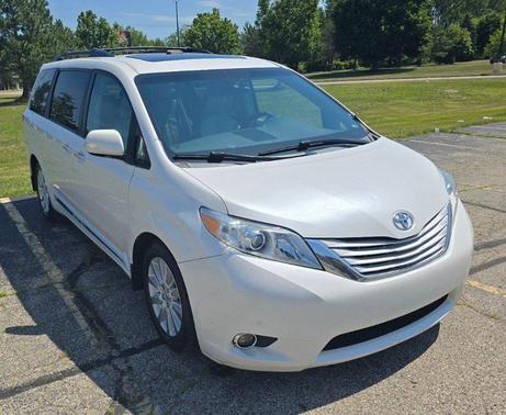 White 2013 Toyota Sienna Limited