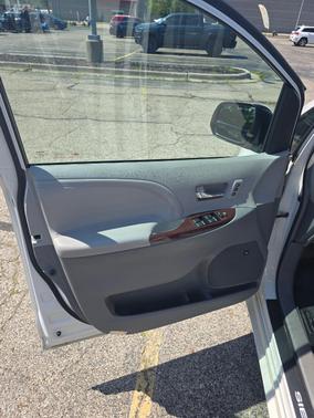 White 2013 Toyota Sienna Limited